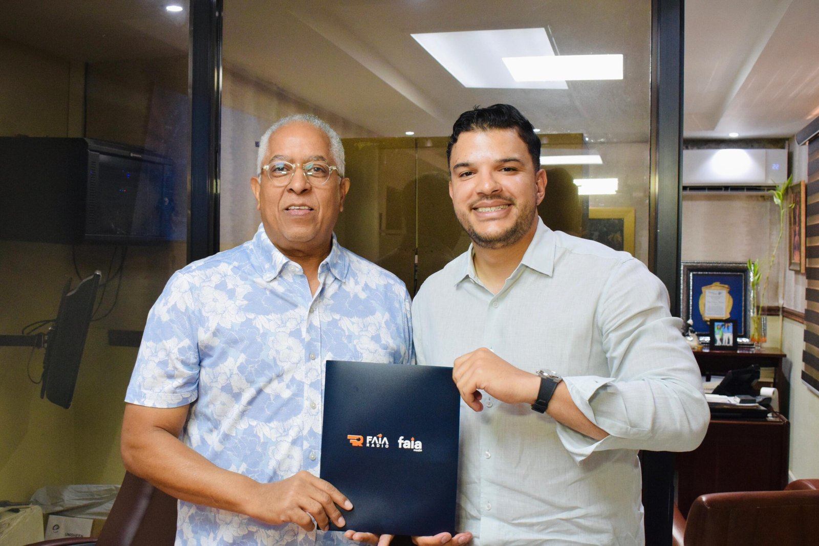 El convenio fue suscrito por Carlos Perez Tejada gerente general de FAIA GROUP y por Amaury Polanco presidente de Teleuniverso scaled