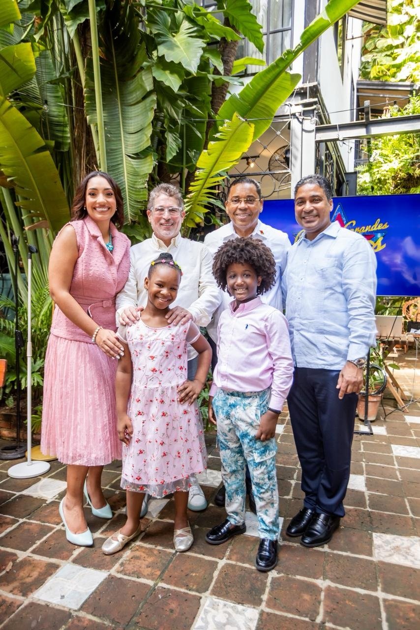 Laura Guzman Ivan Ruiz Ramon Alvarez y Angel Laureano junto a los ninos Sheirelis Cabral y Aitor Rodriguez durante el networking brunch de preventa de PGT