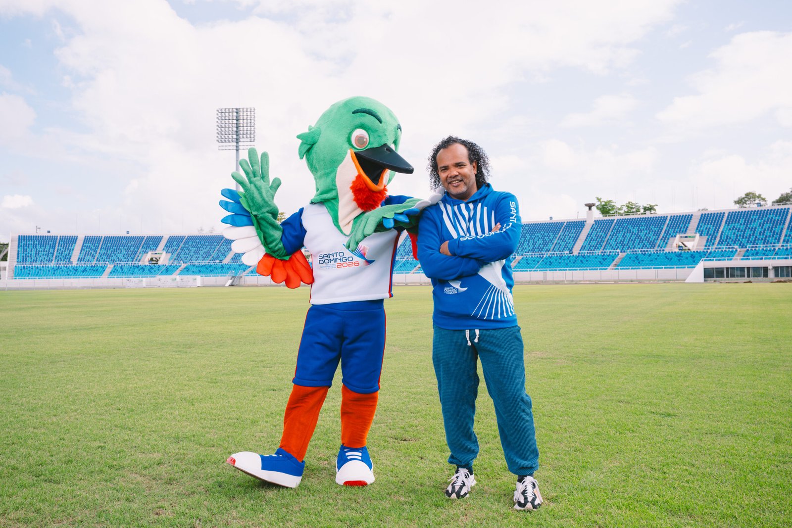 Alberto Zayas junto a COLI Mascota oficial de SD2026 scaled