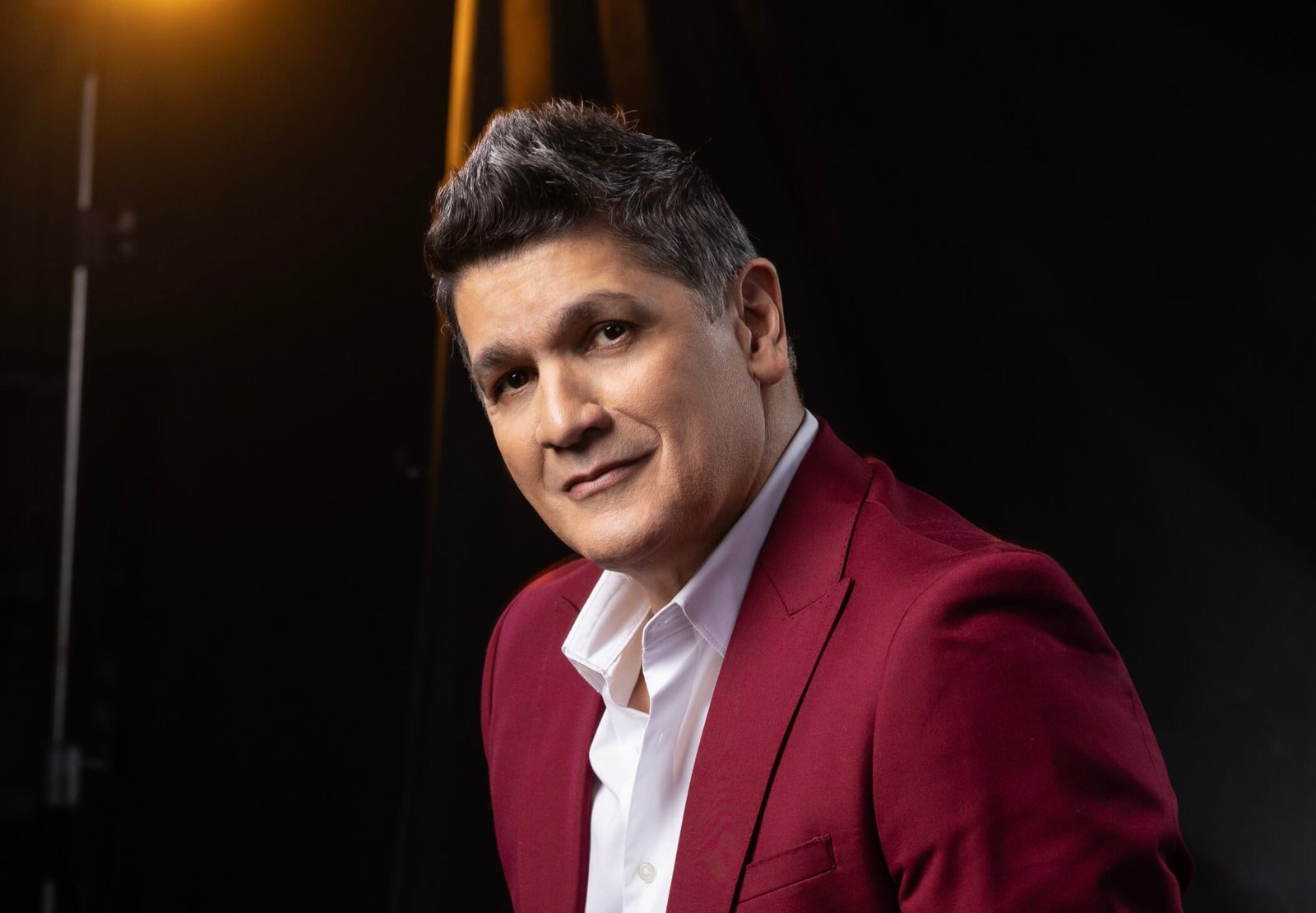 Foto Eddy Herrera Chaqueta Color Vino scaled e1770858635716