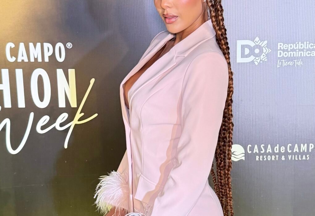 Sarodj luce un vestido tipo blazer rosa coctel para el Casa de Campo Fashion Week