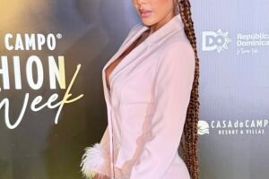 Sarodj luce un vestido tipo blazer rosa coctel para el Casa de Campo Fashion Week