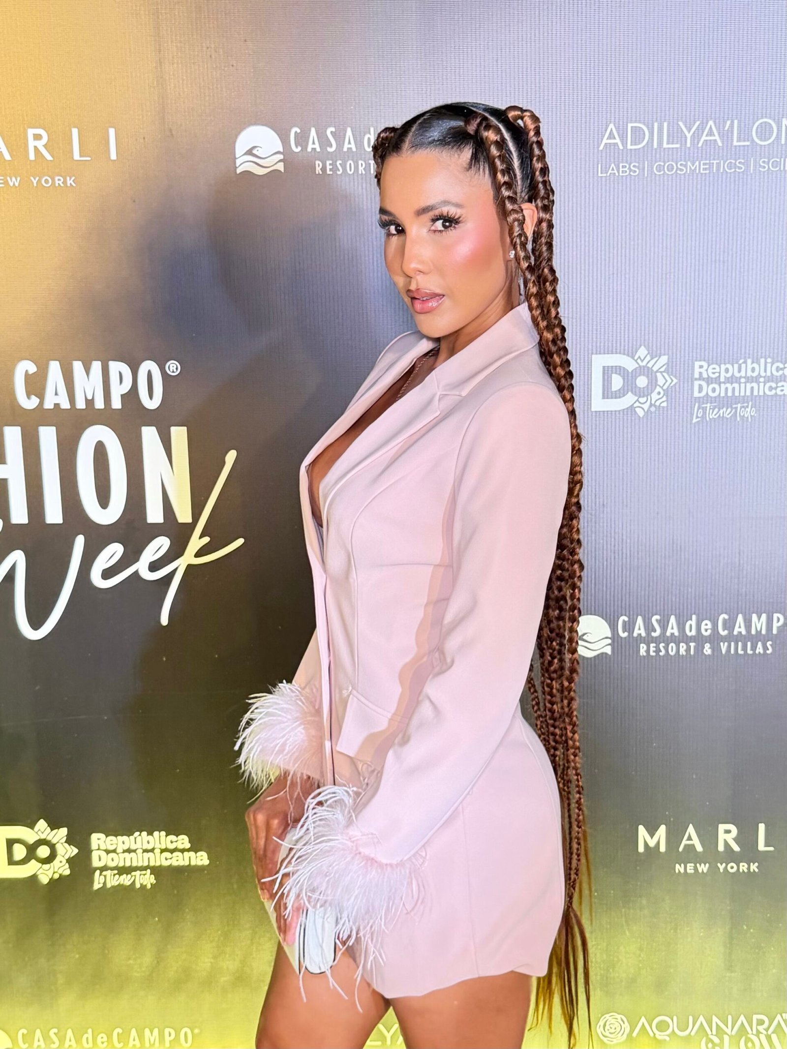 Sarodj luce un vestido tipo blazer rosa coctel para el Casa de Campo Fashion Week scaled