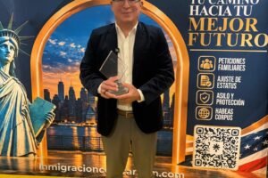 Ivan Ruiz con su premio